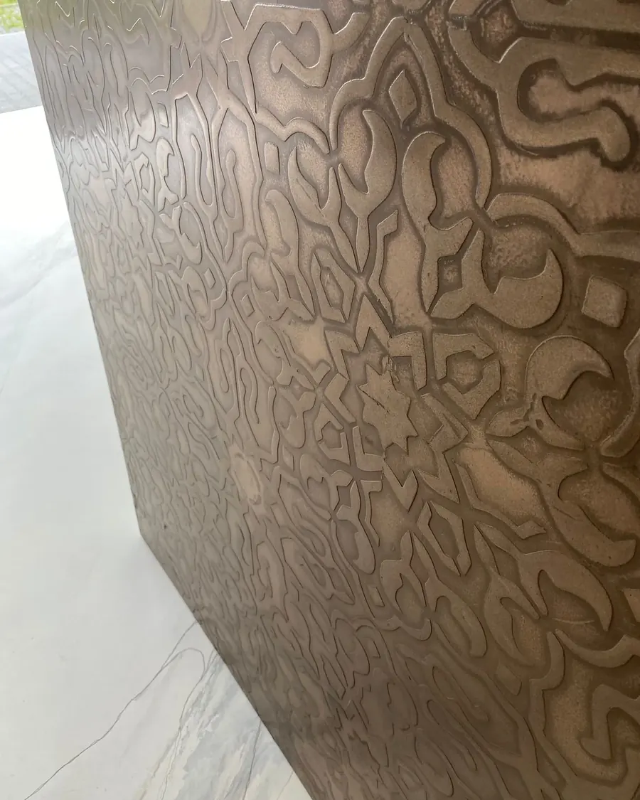 Wandfläche mit großem Ornamentrelief in warmem Bronzeton, über Schablone gearbeitet