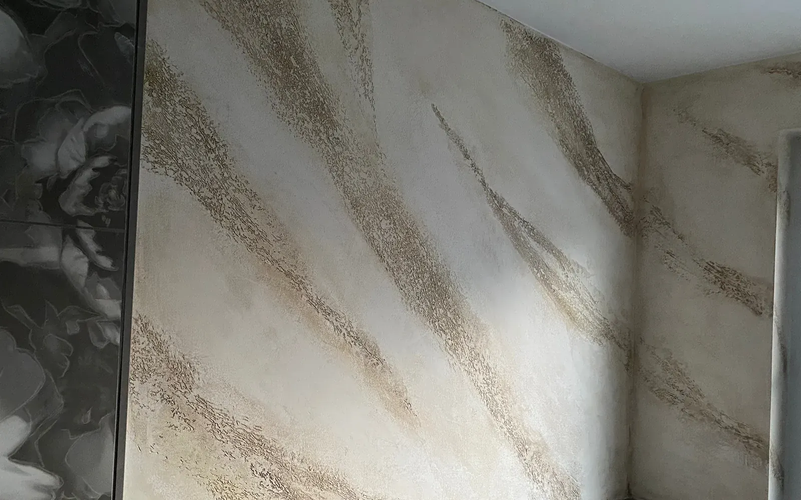 Wand in heller Marmoroptik mit diagonalen, sandfarbenen Adern, gespachtelt von Eigenwerk