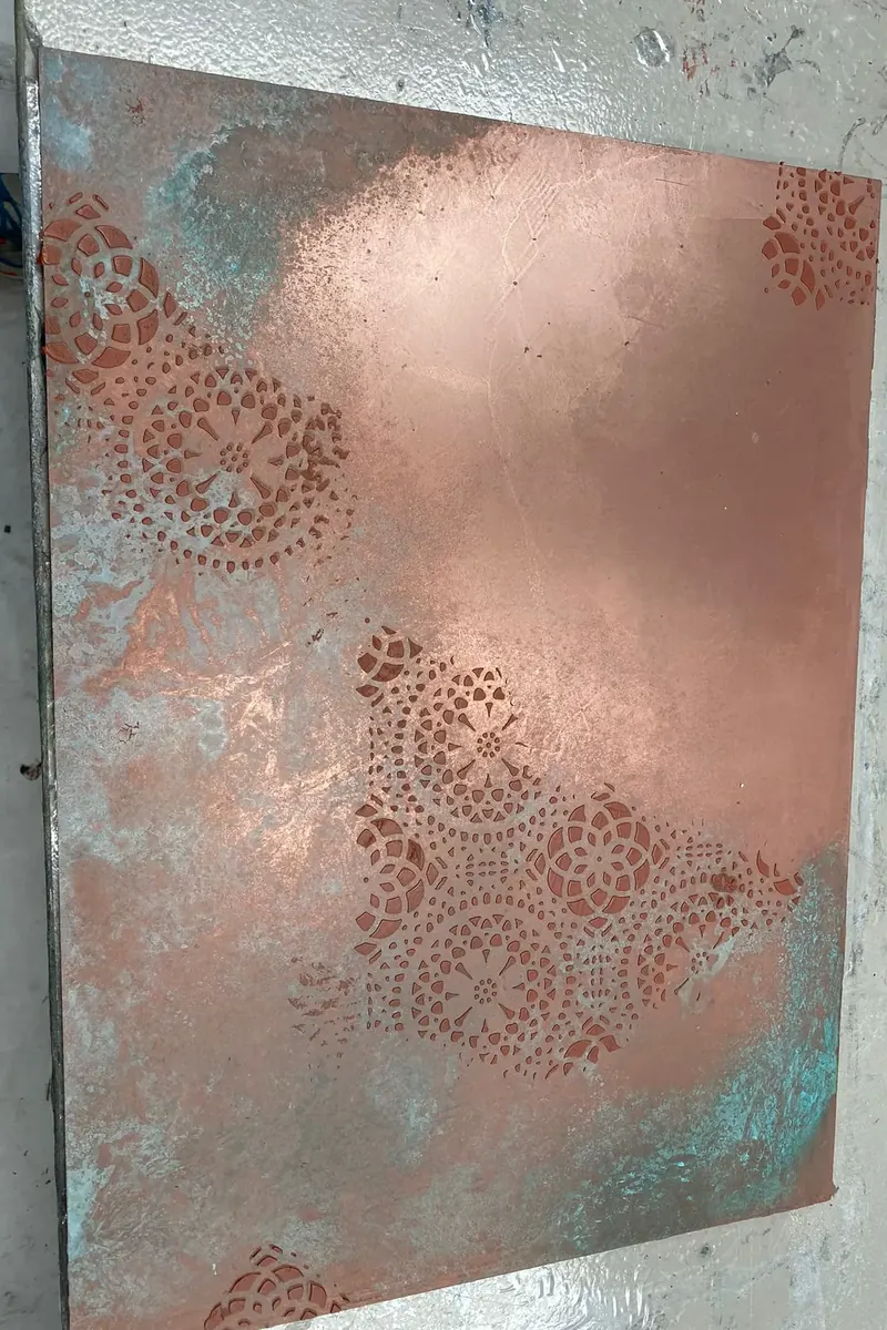 Musterplatte in Kupfer mit Ornamentschablone und rosefarbenem Schimmer