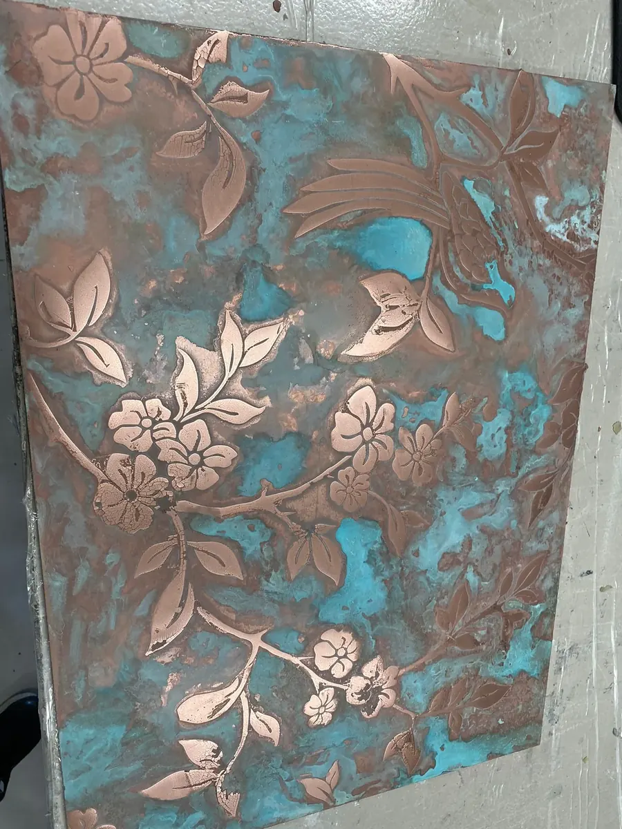 Wandpaneel mit Kupferschablone und türkiser, künstlich angesetzter Oxidation, floral gemustert