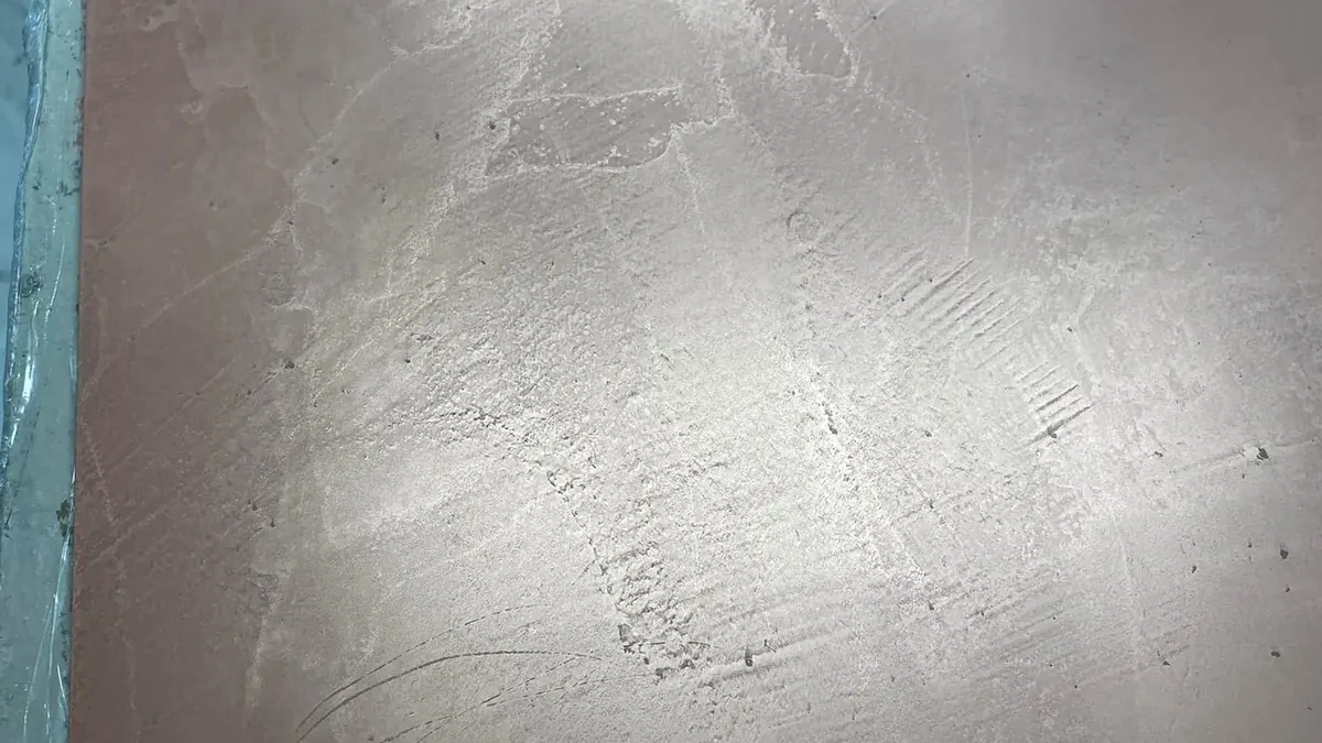 Metallisch glänzende Fläche mit Wolkenbildung