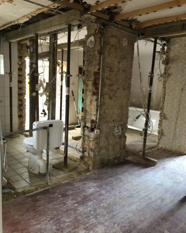Entkernter Rohbau mit freigelegtem Mauerwerk vor Beginn der Oberflächenarbeiten