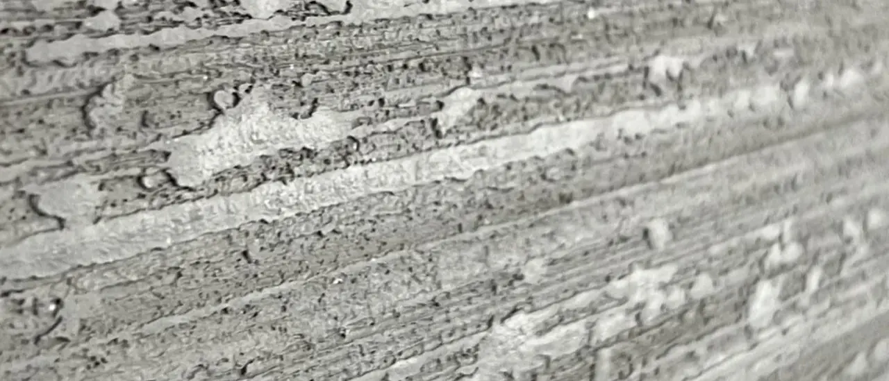 Grob strukturierte Wand in Travertinoptik