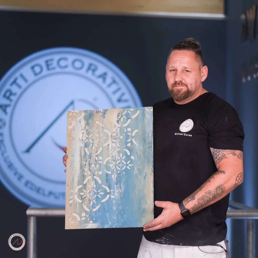 Musterplatte mit floraler Schablonenstruktur, von Hand gezogen