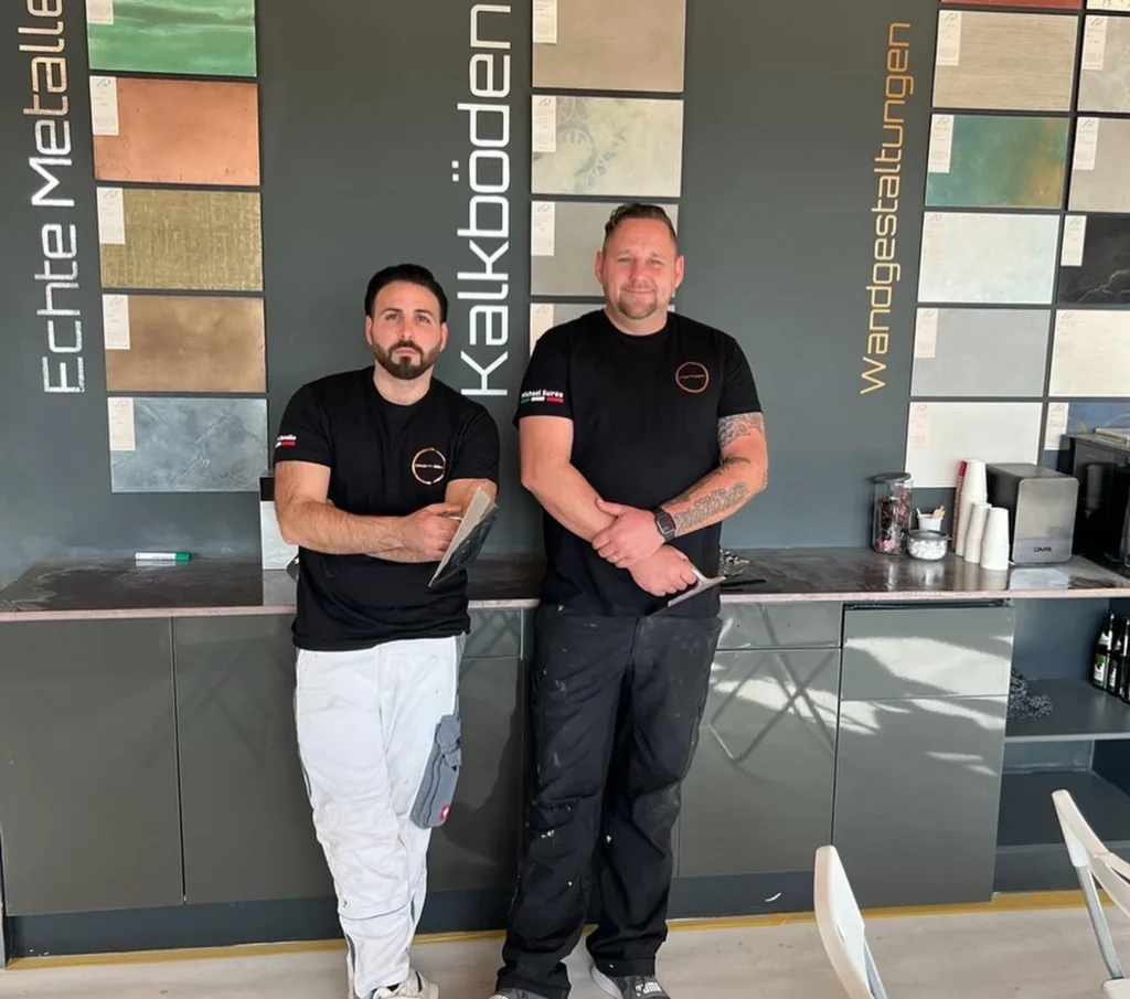 Musterwand im Showroom mit Beschriftung der einzelnen Techniken