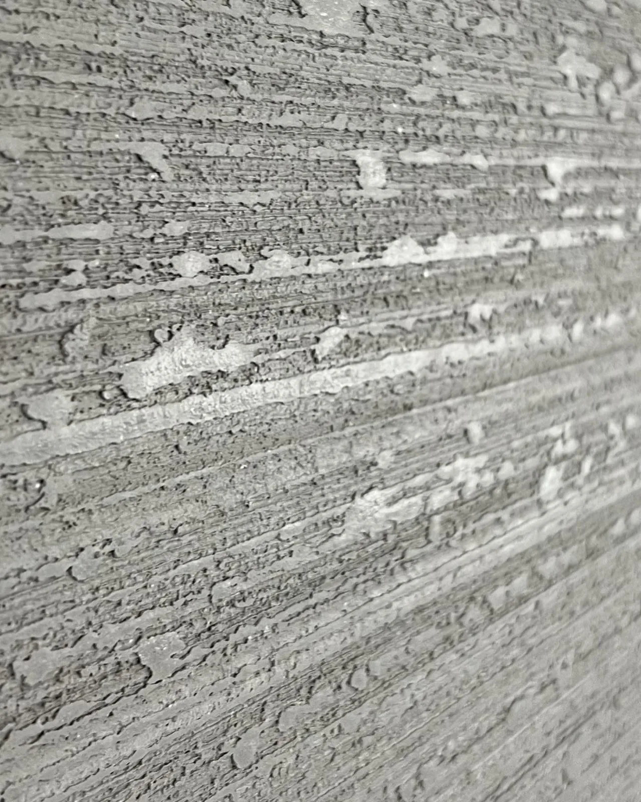 Nahaufnahme einer grob strukturierten Wand in Travertinoptik