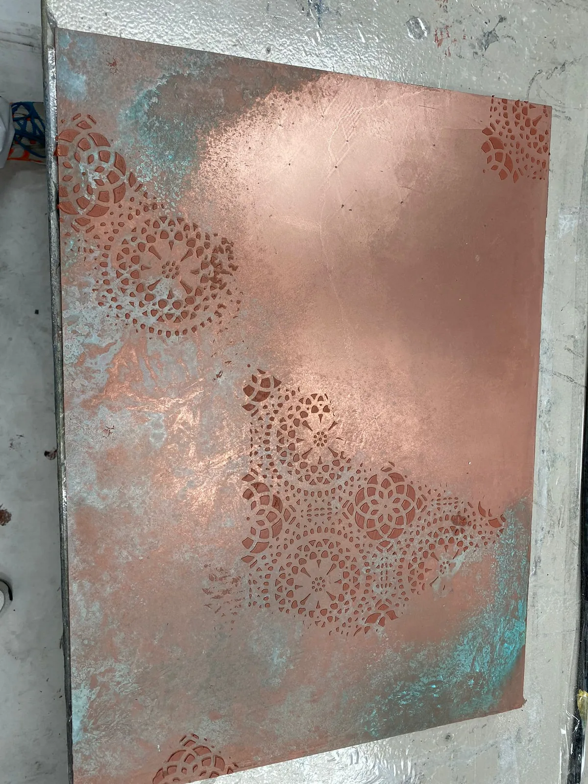 Musterplatte in Kupfer mit Ornamentschablone und rosefarbenem Schimmer