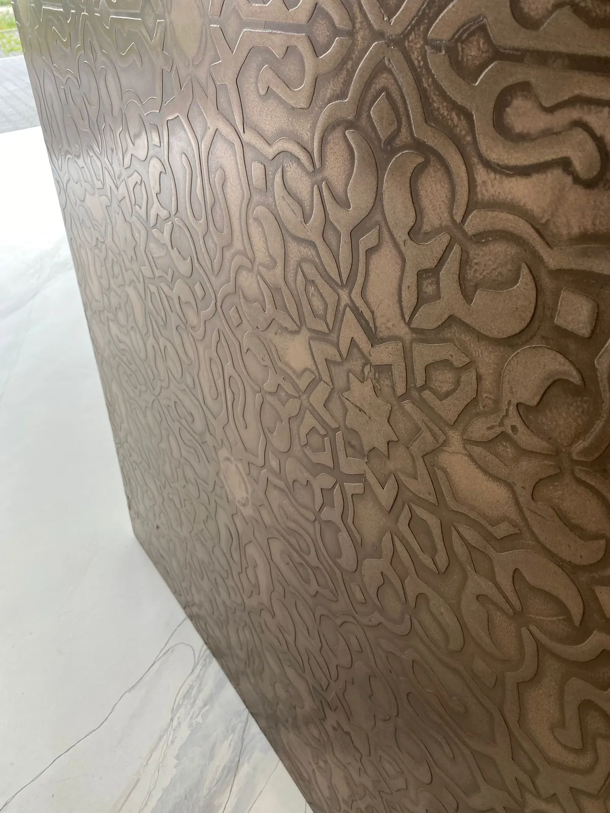 Wandfläche mit großem Ornamentrelief in warmem Sandton, über Schablone gearbeitet
